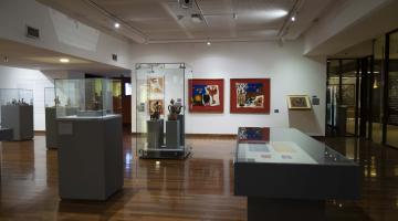 Sala de exposiciones con vitrinas y objetos dentro de ellas